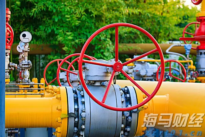 A股公告精选 | 中国石化(600028.SH)上半年预盈超200亿元 同比下滑近四成