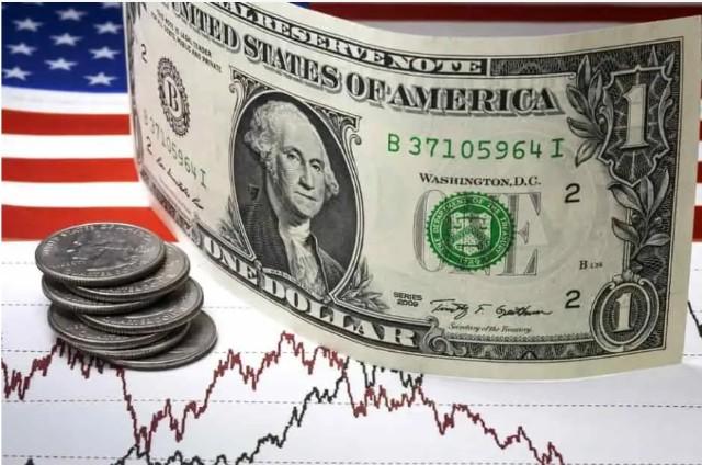 上海一空置店铺玻璃橱窗翻倒，致路人1死1伤！当地称正调查